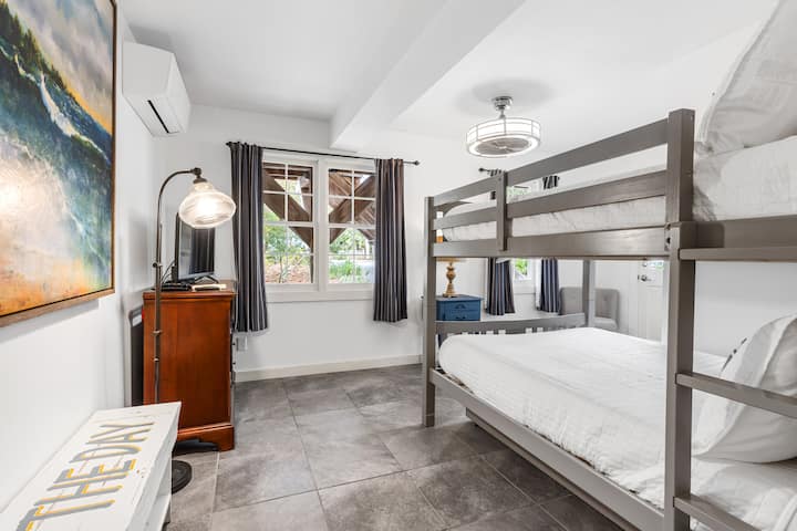 Chumba cha 2 cha kulala kina kitanda cha malkia/malkia.