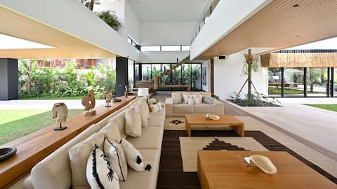 Tropical haven Villa Nica, 6BR, Canggu w/ chef