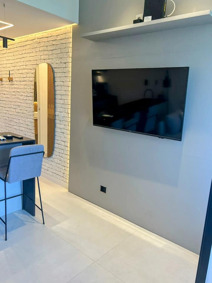 Inteligentná televízia s jedinečným systémom okolitého osvetlenia! Netflix, Amazon TV a Youtube.