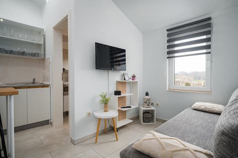 Popular Airbnb listing: Charming Apartment Rose Ii with pool in Varvari