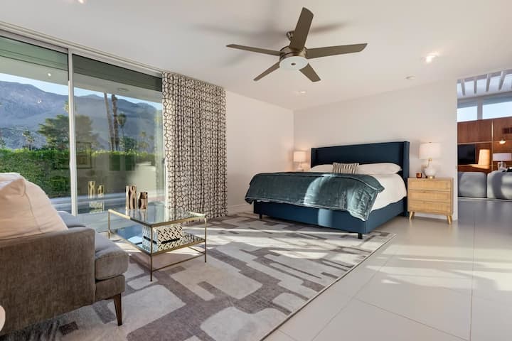 ¡Experimenta el lujo en nuestro espacioso dormitorio principal con baño privado y cama tamaño king! Disfruta de una gran sala de estar y acceso directo al patio y la piscina, creando un flujo interior-exterior sin fisuras. Relájate con estilo, toma el sol y desconecta en tu oasis privado.