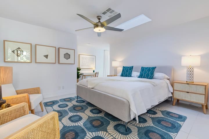 Retírate a nuestro espacioso segundo dormitorio con baño privado con una lujosa cama tamaño king, sala de estar y escritorio de trabajo dedicado.  ¡Este acogedor espacio garantiza comodidad, estilo y productividad para tu escapada perfecta!