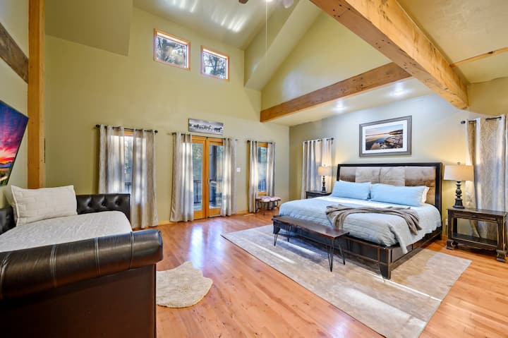 Შეიგრძენით მშვიდი ძილი ჩვენს მომხიბლავ ხის საძინებელში.