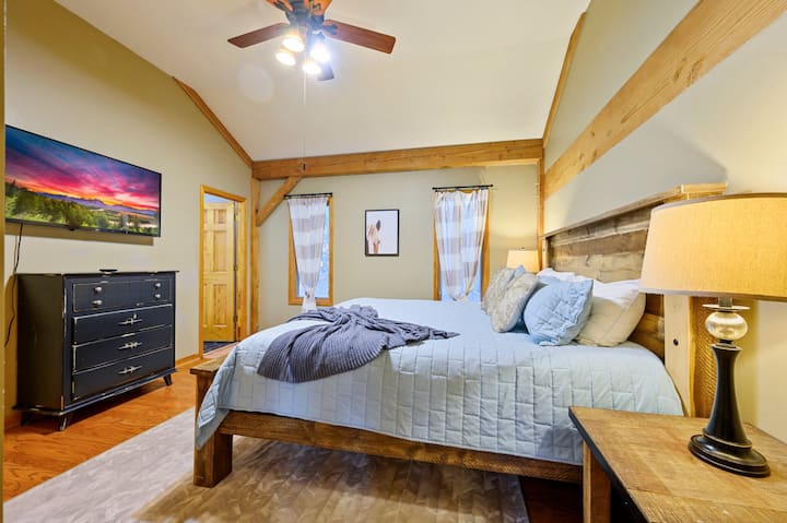 Დატკბით ტკბილი სიზმრებით ჩვენს მშვიდ ხის საძინებელში.