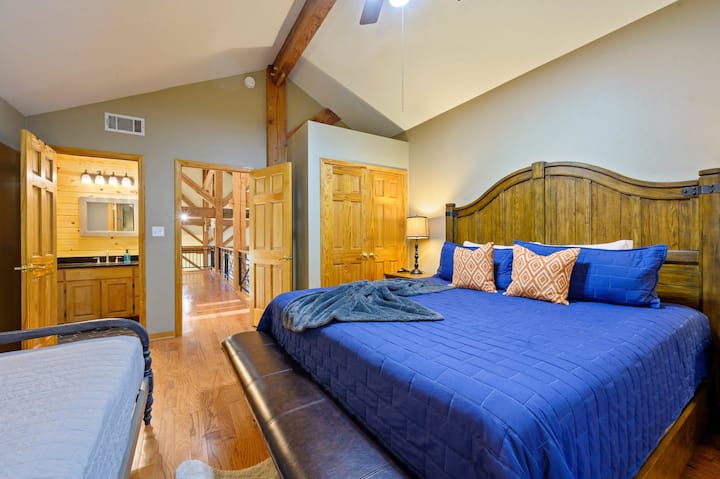 Იპოვეთ სიმშვიდე და კომფორტი ჩვენს ხის საძინებელში.