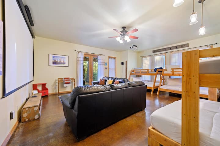 Მყუდრო ორსართულიანი საწოლები აკმაყოფილებს კინემატოგრაფიულ აღფრთოვანებას ჩვენი ხის სახლის ოთახის თეატრში.