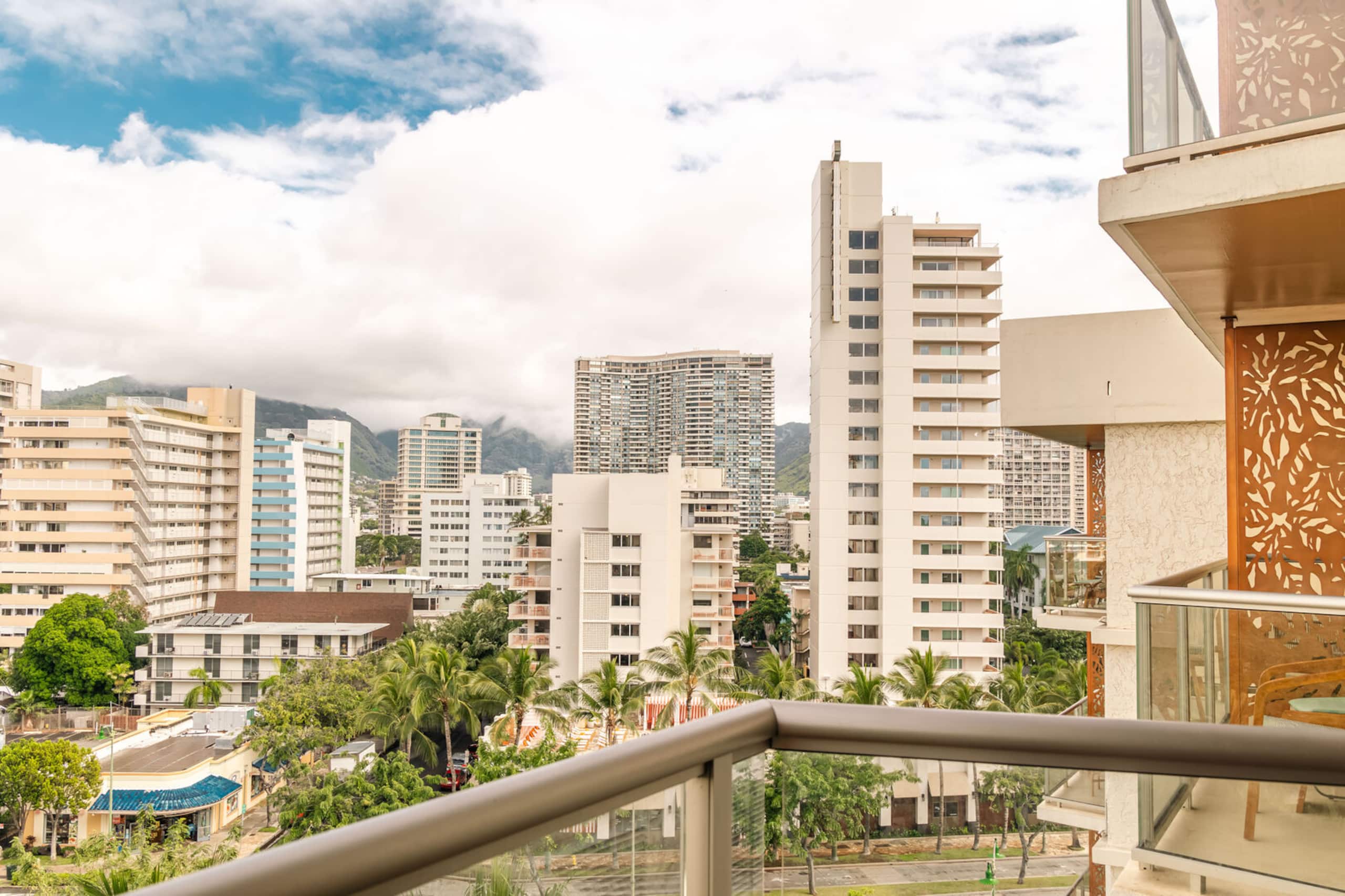 Condo in Honolulu · ★4.76 · 1 bedroom · 2 beds · 1 private bath - Image 32
