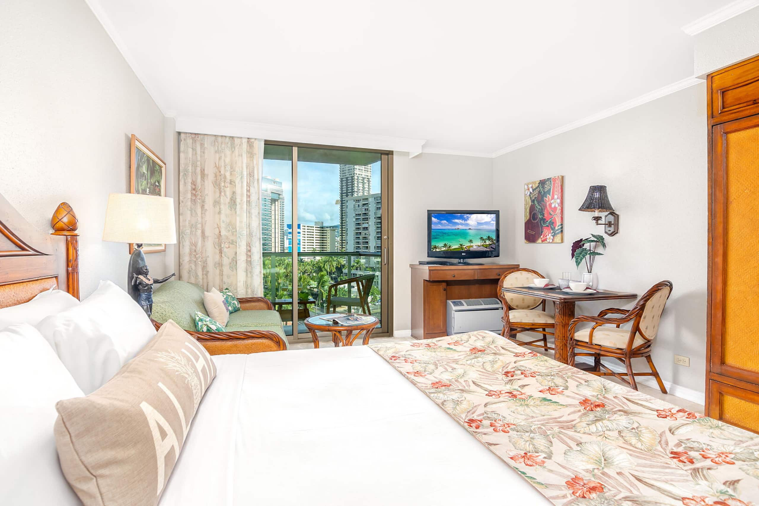 Condo in Honolulu · ★4.76 · 1 bedroom · 2 beds · 1 private bath - Image 11