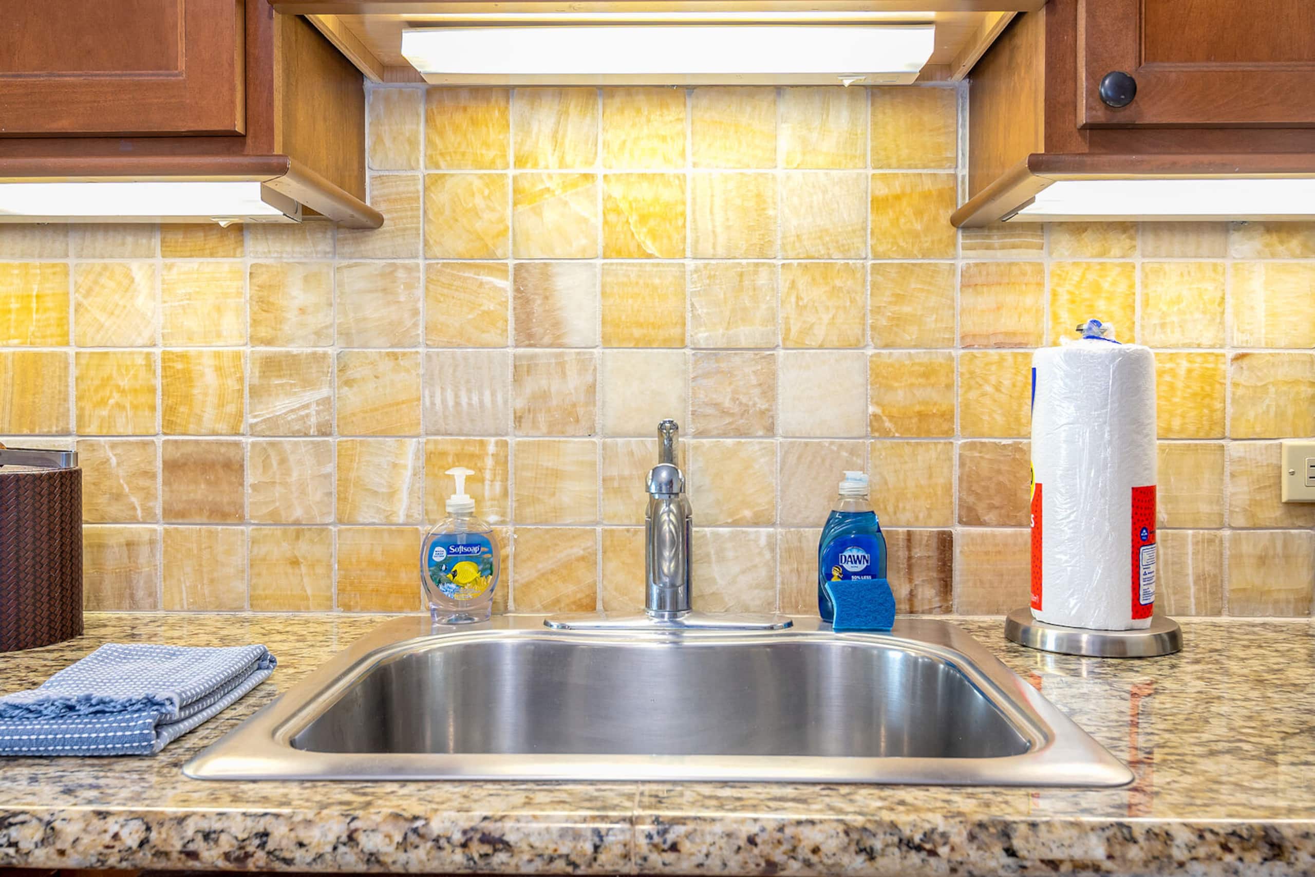Condo in Honolulu · ★4.76 · 1 bedroom · 2 beds · 1 private bath - Image 25