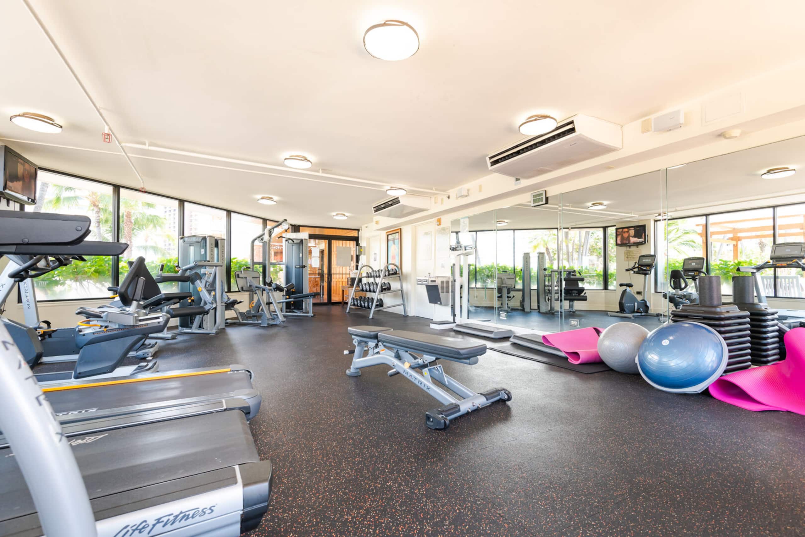 Condo in Honolulu · ★4.76 · 1 bedroom · 2 beds · 1 private bath - Image 46