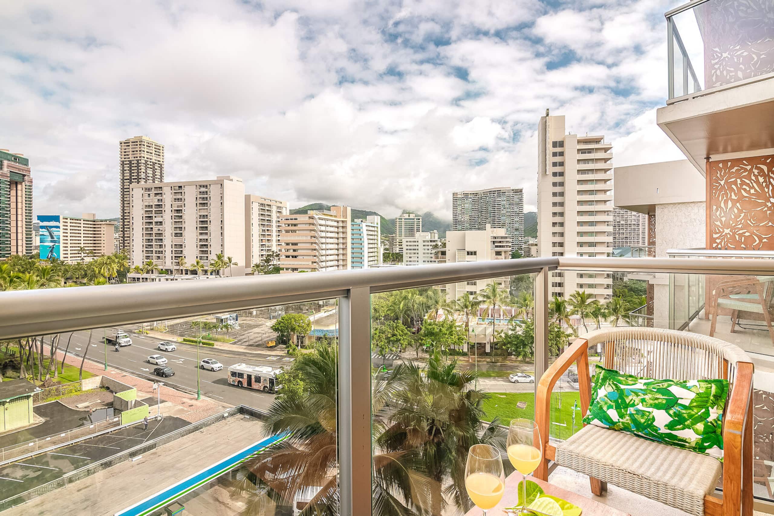 Condo in Honolulu · ★4.76 · 1 bedroom · 2 beds · 1 private bath - Image 29