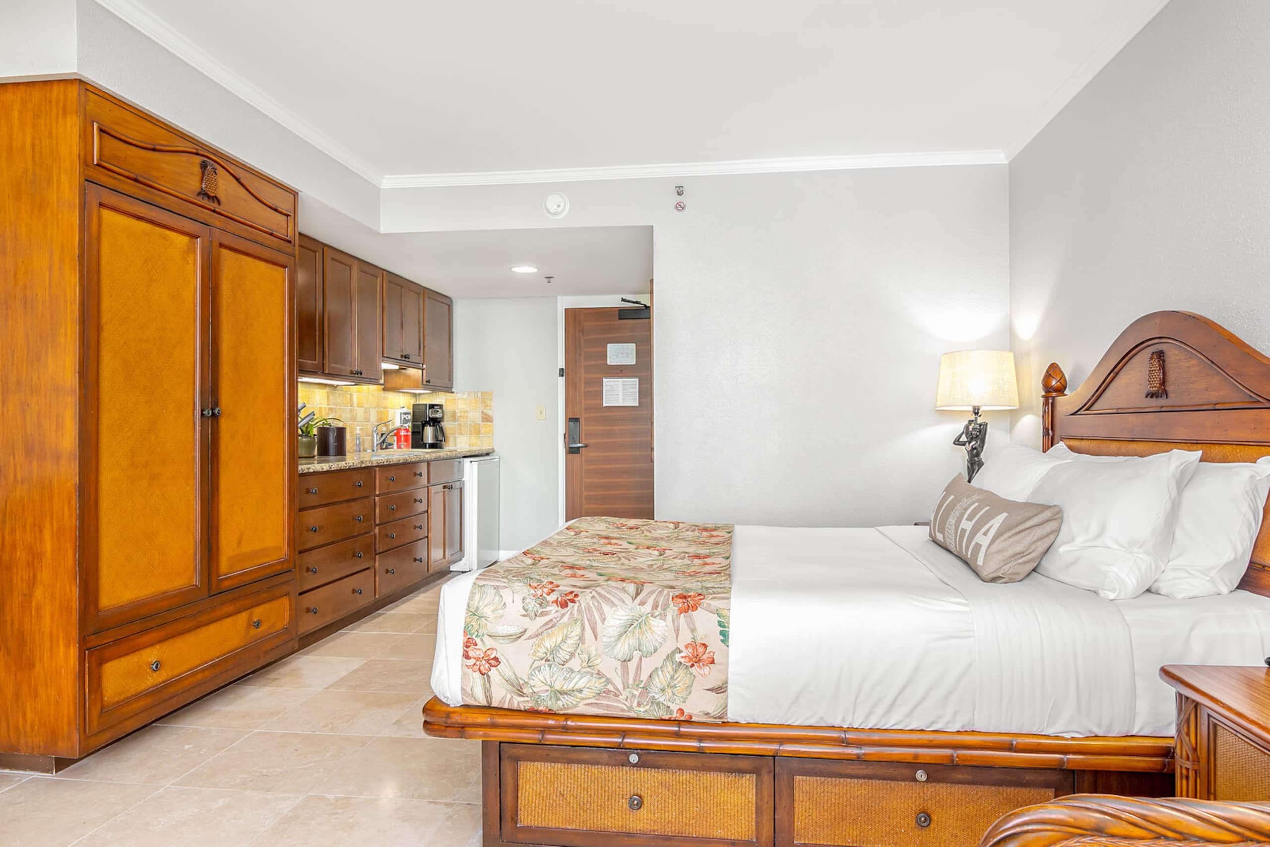 Condo in Honolulu · ★4.76 · 1 bedroom · 2 beds · 1 private bath - Image 16