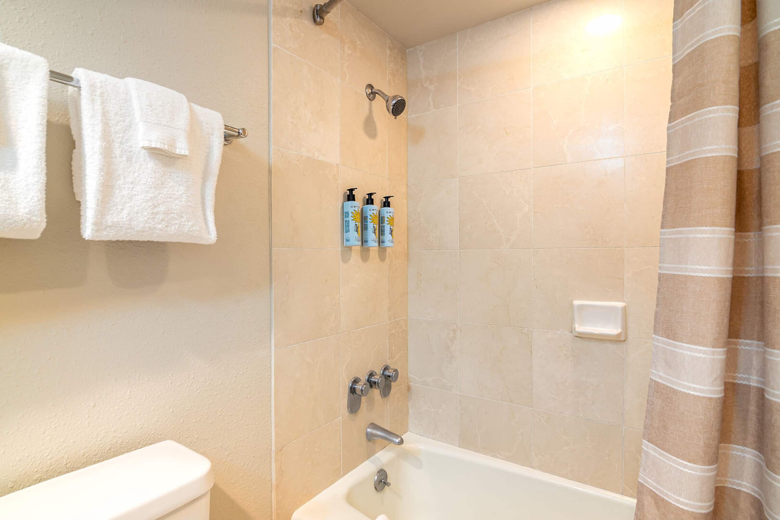 Condo in Honolulu · ★4.76 · 1 bedroom · 2 beds · 1 private bath - Image 28