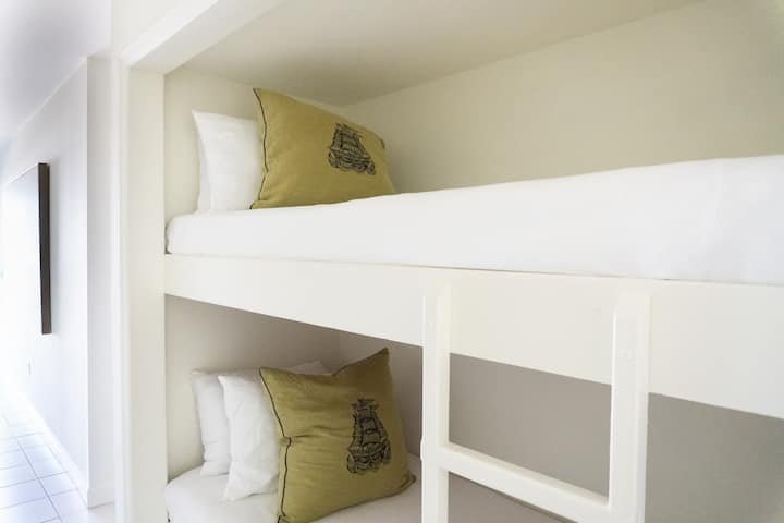 Kreveti na kat za jednu osobu odlični su za djecu! Nalazi se nedaleko od spavaće sobe na glavnom katu.