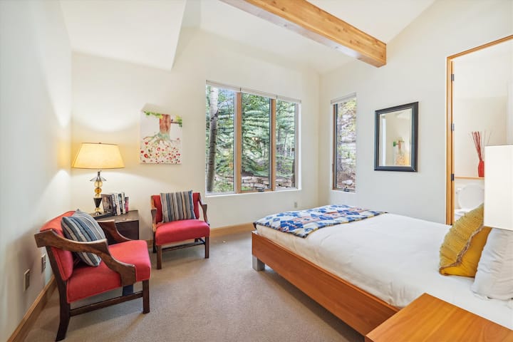 ห้องนอน - จุดชมวิวบนถนนคริสตี้เลน - บริการให้เช่าบ้านพักตากอากาศในเบรคเคนริดจ์