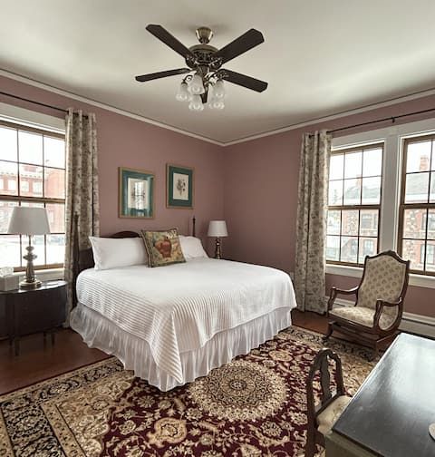 Beautiful Cherry Malt Suite, Overlooks Nat'l Park