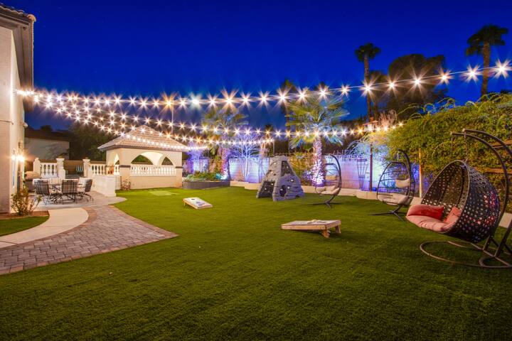 Vegas Royale Experience 7BR 5.5BA, 14 Min to Strip gallery image 2