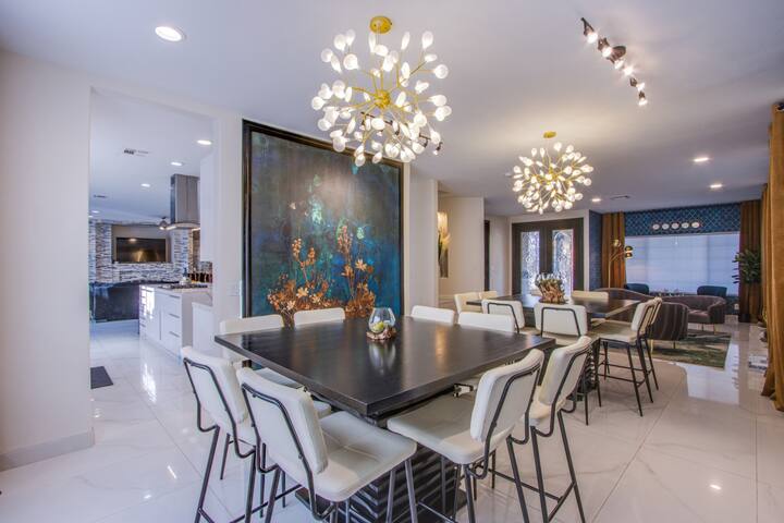 Vegas Royale Experience 7BR 5.5BA, 14 Min to Strip gallery image 3