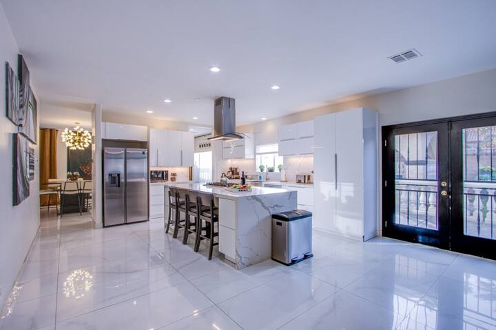 Vegas Royale Experience 7BR 5.5BA, 14 Min to Strip gallery image 4