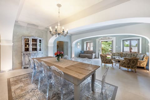 Abaye I Champagne Charm Adults Only