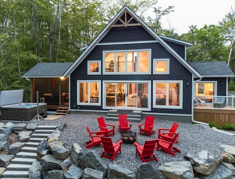 Luxury Muskoka Cottage w/ Hot Tub & Water Toys