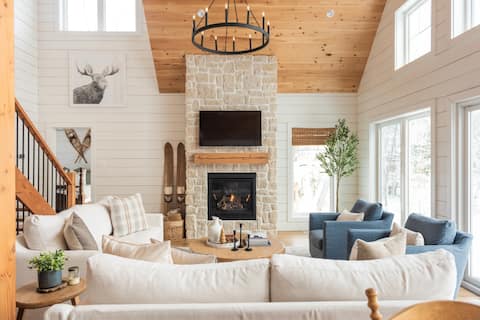 Waterfront Muskoka Retreat | Hot Tub & Fireplace