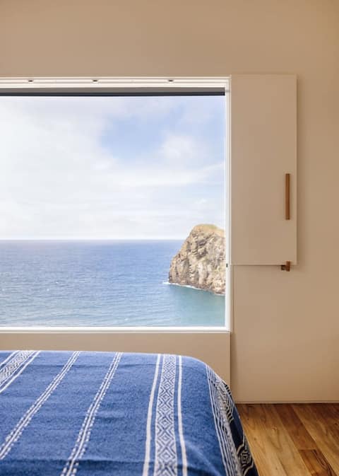 Anúncio popular: The Blue House: Eco-Award Home & Bay View em Açores