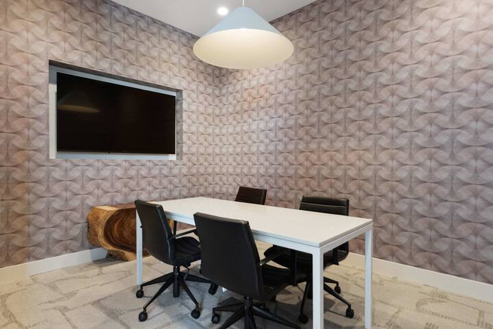 West Loop Retreat: High-End, Walk to Everything gallery image 5