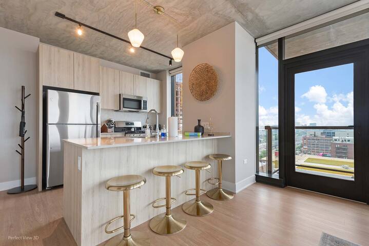 West Loop Retreat: High-End, Walk to Everything gallery image 3