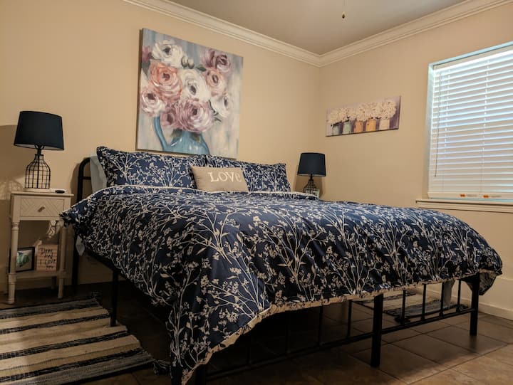 El segundo dormitorio tiene una cama tamaño king con colchón de espuma viscoelástica y TV.