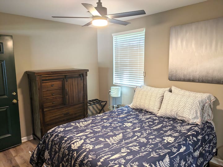 Sumérgete en una tranquila comodidad para una siesta por la tarde en este dormitorio con doble aislamiento.