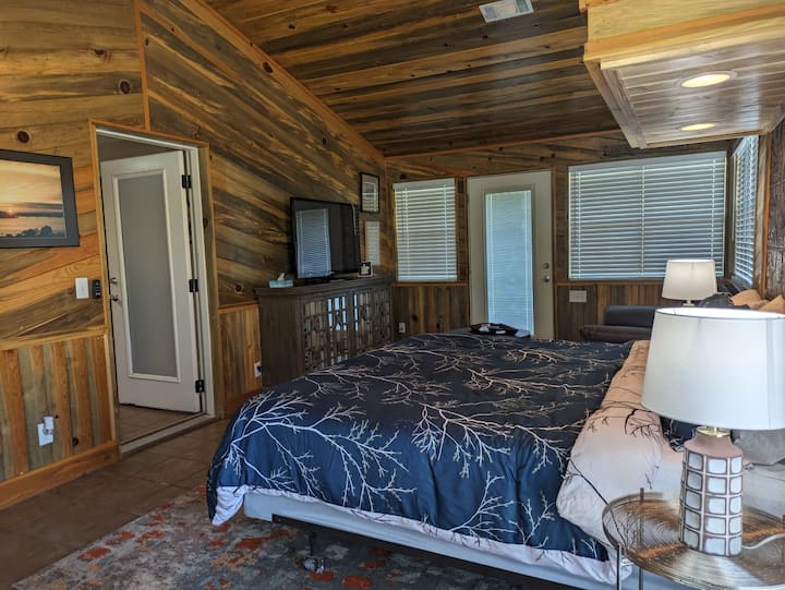 Los techos abovedados y las paredes de madera te hacen sentir como en una cabaña de madera.