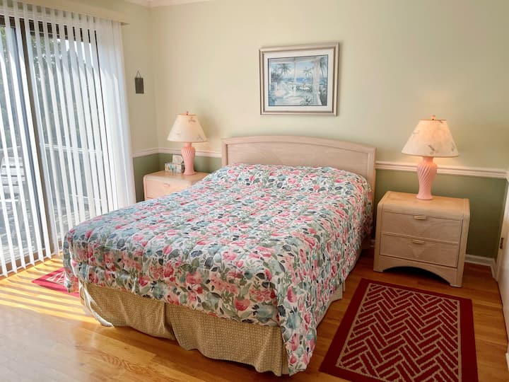 Chumba cha Kulala Kikuu chenye Kitanda cha Ukubwa wa Queen, Ufikiaji wa Sitaha, Ghorofa ya Pili