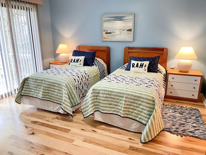 Vitanda Viwili vya Mapacha vyenye TV, Ghorofa ya Kwanza yenye Ufikiaji wa Sitaha