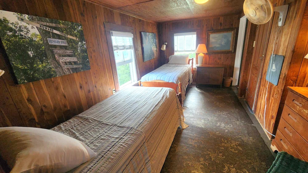 Ორი ტყუპი, მეორე სართული ვერანდით