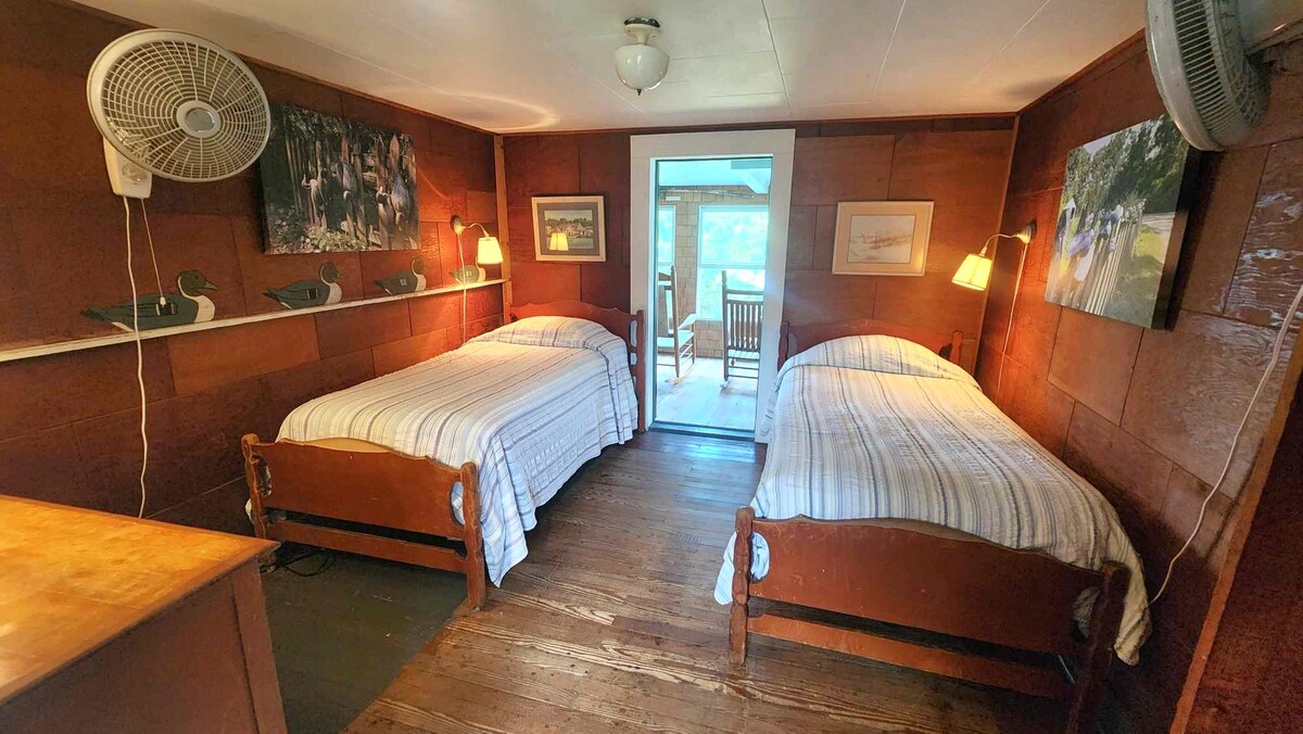 Ორი ტყუპი, ზღვის იატაკი ვერანდით