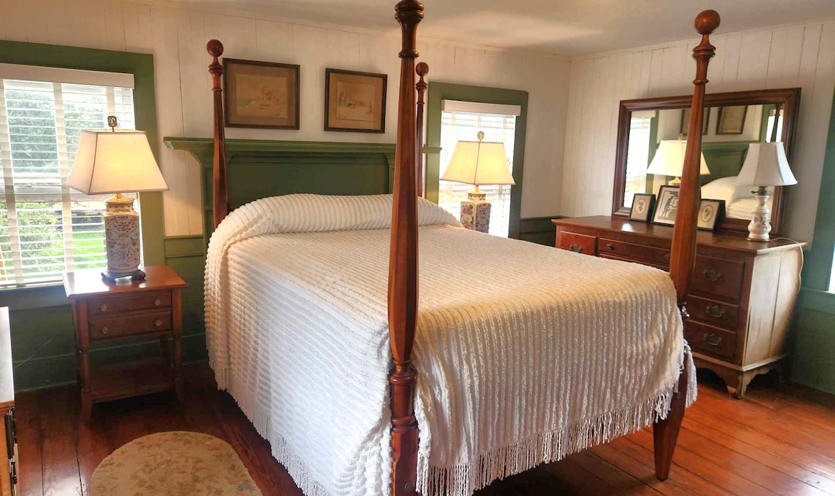 Queen Bed, მეორე სართული ჯეკსა და ჯილ ბათზე წვდომით