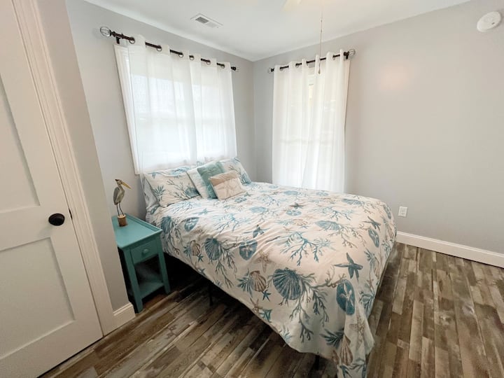 Dormitorio principal con Queen y TV