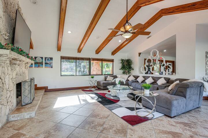Pool & Hot Tub: Spacious Villa in Coral Springs! gallery image 4
