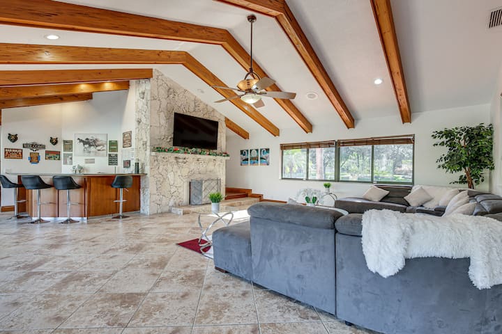 Pool & Hot Tub: Spacious Villa in Coral Springs!