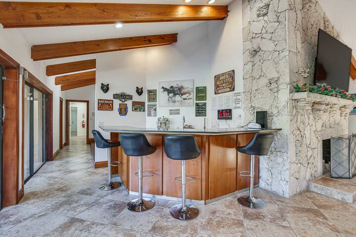 Pool & Hot Tub: Spacious Villa in Coral Springs! gallery image 5