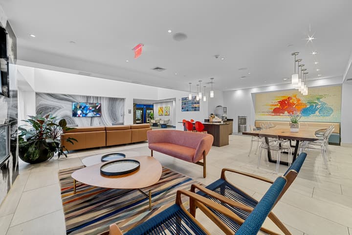 Luxurious 2br W/ Pool, Gym & W/d, Nr Blue Line, - 몰든