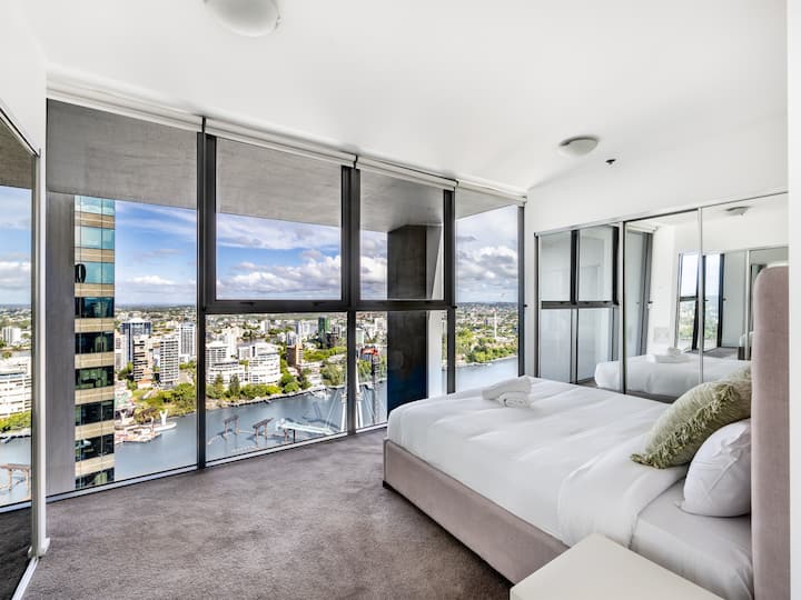 Furahia mwonekano wa mto kutoka dirishani