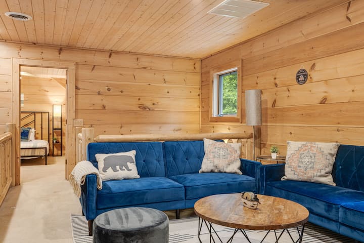 Perfeito para as crianças ou um ponto de encontro aconchegante! A área do loft dispõe de dois futons, uma Smart TV e uma excelente vista da área de estar principal – ideal para relaxar ou brincar.