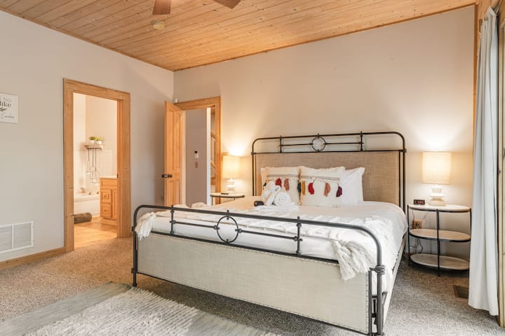 Este espaçoso quarto principal no andar principal oferece uma cama king size e TV inteligente, tornando-o o lugar perfeito para relaxar após um dia de exploração de Asheville.