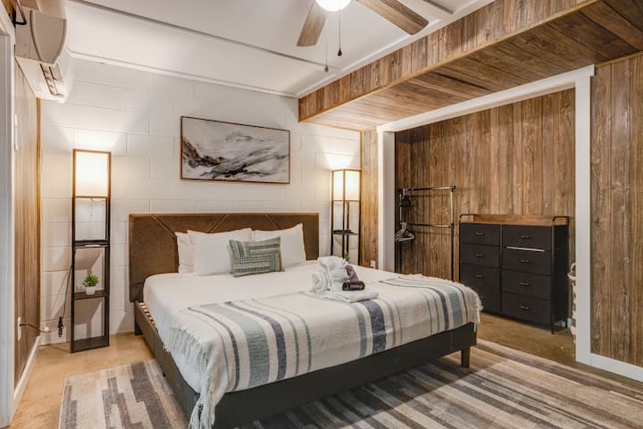 Este quarto de hóspedes no porão oferece uma cama king size, bicicleta Peloton, Smart TV e acesso a uma área de estar relaxante ao ar livre – a combinação perfeita de conforto e lazer.