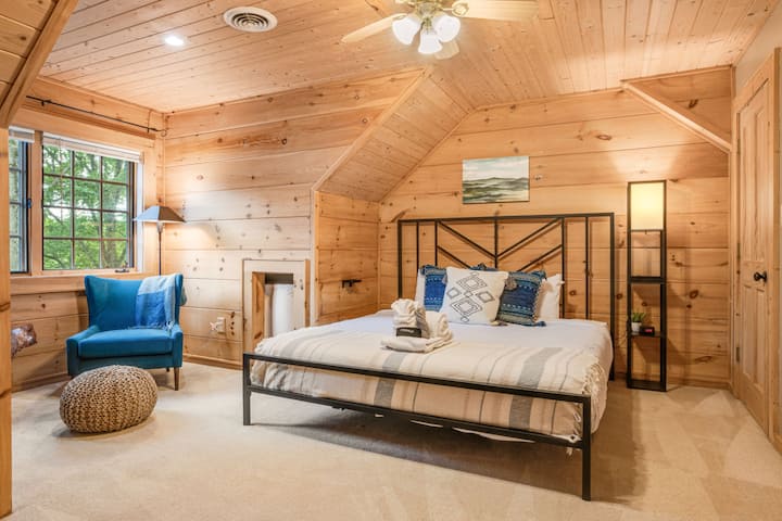 Relaxe neste quarto de hóspedes no andar de cima com uma luxuosa cama king size, banheiro privativo e uma Smart TV para curtir seus programas favoritos.
