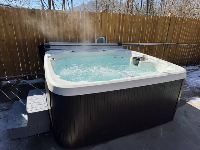CozyEscape: Hot Tub,Fireplace, Firepit, Sleeps 14! gallery image 3