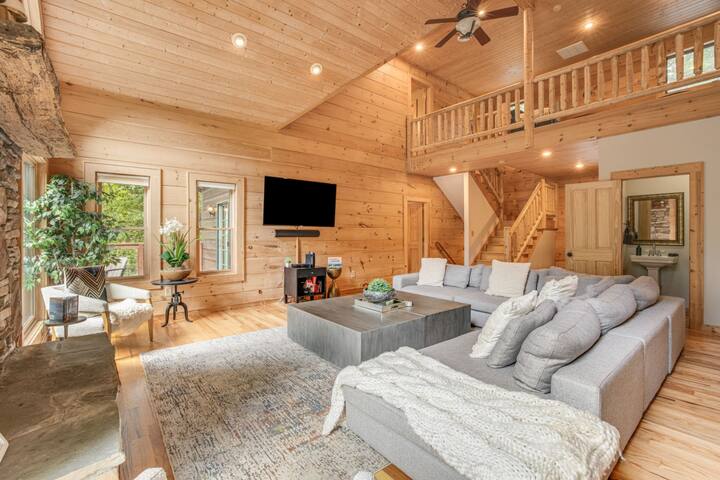 CozyEscape: Hot Tub,Fireplace, Firepit, Sleeps 14! gallery image 5