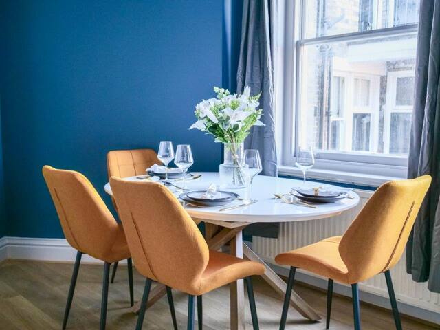 Stylish 2 bed apartment in superb location gallery image 2